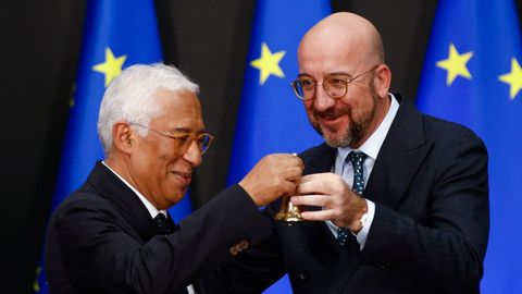 Charles Michel escenific con una campanilla el traspaso de su cargo como presidente del Consejo Europeo a Antnio Costa.