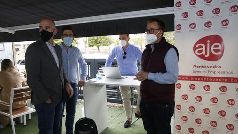Iago Gonz�lez Barbeito (a la derecha), fue el invitado del pincho de verano de la AJE