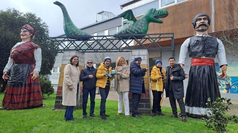 La alcaldesa present� la programaci�n con su equipo entre cabezudos