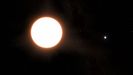 Exoplaneta LTT9779 b orbitando su estrella anfitriona