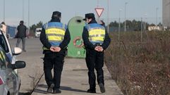 Dos policas locales de Chantada, en una fotografa de archivo