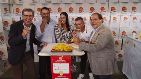 Parte del equipo de Jalys devorando patatas fritas, tal y como harn los participantes del concurso este domingo en Alimagro.