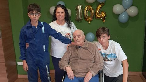 Antonio, acompa�ado de su hija, Fina, y de dos de sus nietos.