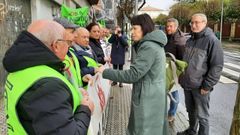 Ana Pont�n y Arroxo saludando a vecinos de Coeses antes de entrar al pleno
