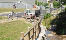 La zona verde est� pegada a las naves de la empresa padronesa Aluminios Cortizo. 