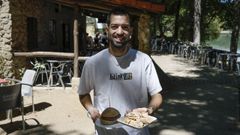 Jacobo Ovejero, gerente del restaurante Orellas de Ourense, que este verano se hizo cargo del chiringuito Fontefr�a, en la playa fluvial de O Corgo, en Mu��os.