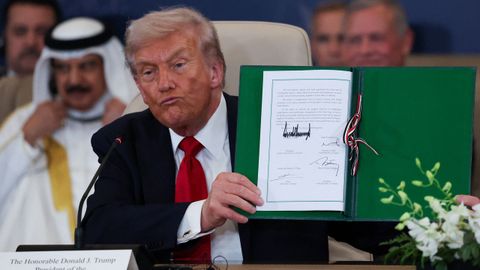Trump posa con el documento de la firma del plan de paz para Gaza