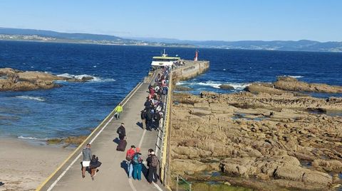 Turistas embarcando en Ons este fin de semana de regreso a Portonovo
