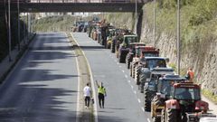 Una fila de tractores marchan a la entrada de Ferrol para protestar por el precio del gas�leo.
