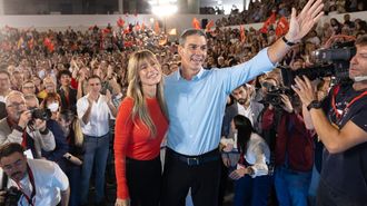 El presidente del Gobierno, Pedro S�nchez, y su esposa Bego�a G�mez durante el Comit� Federal del PSOE, en el Centro de Arte Tom�s y Valiente, a 17 de octubre del 2026, en Fuenlabrada, Madrid.