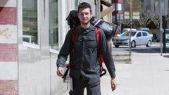 Charles Attonaty, el peregrino que ha viajado por m�s de 20 pa�ses sin dinero, caminando por Lugo este s�bado.