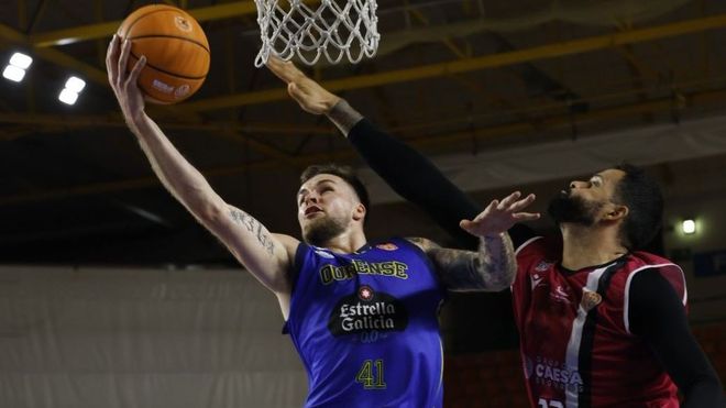 Carlos Jrgens (COB) intenta anotar canasta en el partido de Copa Espaa ante la defensa de Faverani, del Cartagena.