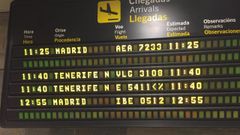 Panel de llegadas en Alvedro en la ma�ana de este s�bado