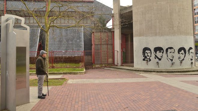 Sergio G�mez, junto a la iglesia de San Francisco de As�s, donde hay un mural que recuerda a las v�ctimas del 3 de marzo.