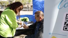 Una voluntaria de la asociaci�n Auria realiza una prueba de glucemia a un ciudadano este martes.