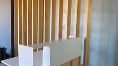 Instalaci�n de una de las cabinas acristaladas en el centro de salud de Ordes, donde se est�n ejecutando las obras de manera simult�nea con el de Los Rosales