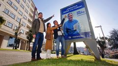 Rafa Dom�nguez, con los concejales Pablo Fern�ndez y Pepa Pardo, ante el MUPI con su foto ubicado en Paseo de Col�n