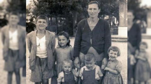 Josefa, con cinco dos seus fillos e fillas.