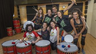 Parte de los miembros de la�Asociaci�n cultural de percusi�n afrobrasile�a Tr�pico de Grelos durante un ensayo. De izquierda a derecha, en la primera fila: Dani, Alenya y Eva. En la segunda, de pie: Cris, Mari�a, Adri�n, Bea y Kenlly.