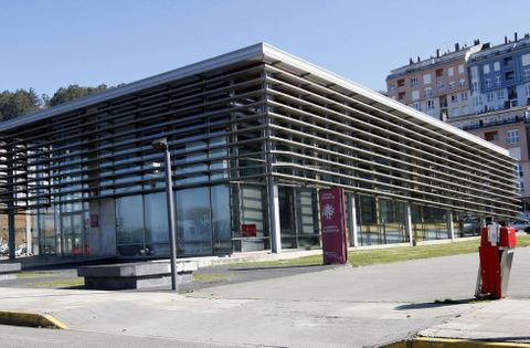 El edificio, situado en Lodeiro, y frente al puerto deportivo, se construy en el ao 2001. 