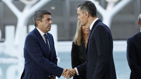 El presidente de la Generalitat Valenciana, Carlos Mazón, saluda al presidente del Gobierno, Pedro Sánchez , a su llegada al funeral de Estado por las víctimas de la dana.