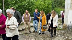 Visita del candidato auton�mico de Foro, Adri�n Pumares, a la localidad de Caleao, junto a su n�mero dos, Emilia Calvo.