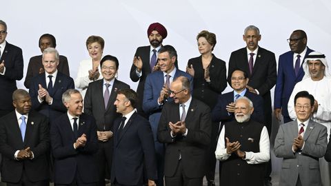 El presidente del Gobierno de Espa�a, Pedro S�nchez, en el centro, posa para la foto de familia de la cumbre del G20 este s�bado a Johannesburgo, capital de Sud�frica.