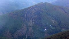 En septiembre del 2021, un incendio destruy en gran parte la cubierta vegetal del sinclinal de Castrodares, en Quiroga. Este es uno de los lugares donde se recogieron las muestras de roca que se han utilizado en este estudio promovido por el geoparque