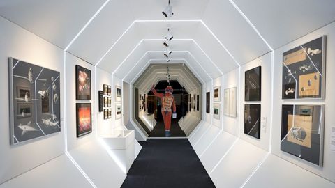 La exposici�n que acoge el C�rculo de Bellas Artes de Madrid re�ne m�s de 600 piezas, entre las que se pueden encontrar decorados y atrezos de pel�culas como �2001: una odisea del espacio�.