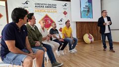 Carrera, P�rez, Bri�n, Vidal y Sousa, sentados durante la presentaci�n.