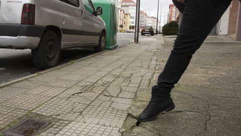 Deficiencia en una acera situada en la calle Vzquez de Parga de Carballo, en pleno centro urbano.