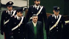 El capo de la mafia Toto Riina escoltado por los Carabinieri en el 1993. Riina fue quien organiz� el atentado contra los jueces en el que particip� Messina Denaro, condenado ahora a cadena perpetua