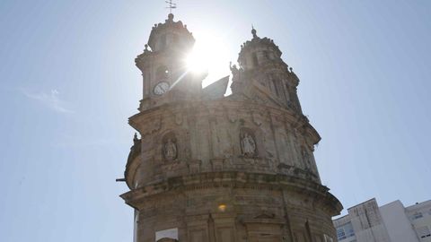 En Pontevedra, varios turistas miran el eclipse