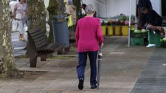 Uno de los principales motivos del saldo vegetativo negativo de la comarca es el fuerte envejecimiento de la poblaci&oacute;n. Ello explica que en los &uacute;ltimos a&ntilde;os haya mil muertes m&aacute;s que nacimientos. En la Costa da Morte un tercio de la poblaci&oacute;n percibe alguna pensi&oacute;n de la Seguridad Social y la mayor parte son jubilados, muchos de ellos de edad bastante avanzada.