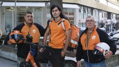 Pablo, Luis y Jos�, con su uniforme de trabajo frente a Cuatro Caminos.