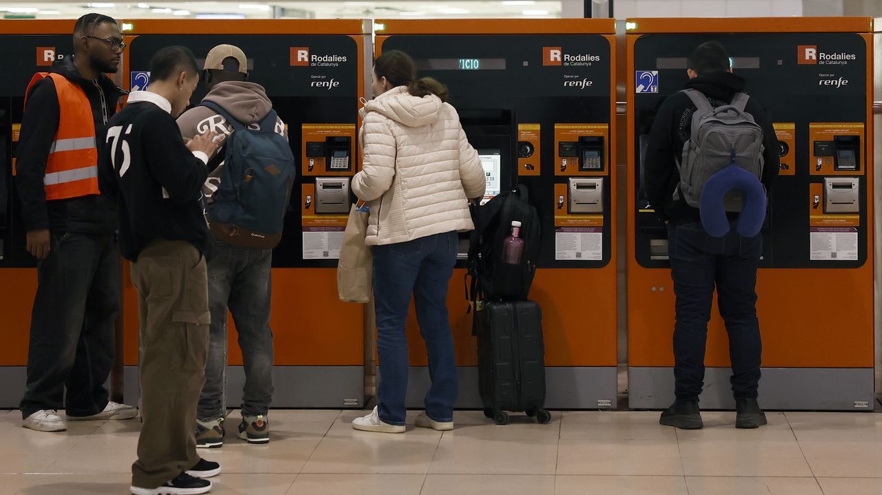 Cataluña busca autobuses en toda España para paliar el caos de cercanías