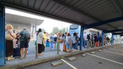 Pasajeros de vuelos a Madrid y Barcelona tuvieron que utilizar autobuses para trasladarse a Santiago debido a que fueron desviados y cancelados aviones por la niebla
