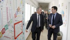El conselleiro de Educaci�n, Rom�n Rodr�guez (izquierda), visit� ayer el centro acompa�ado del alcalde. 