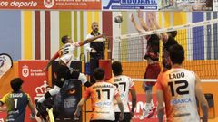 Rengifo trata de anotar frente a dos rivales del Voleibol Vigo.
