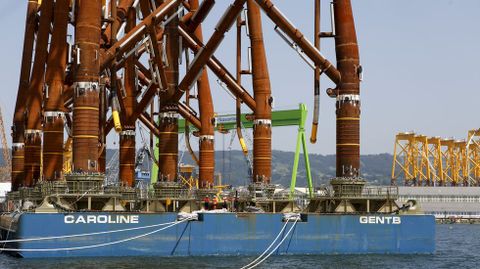 El buque Caroline ya tiene embarcadas las cuatro primeras �jackets� con destino al parque e�lico de Saint Brieuc, de Iberdrola