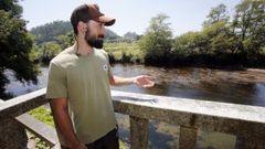 Juan Arz�a, en una imagen de archivo del a�o 2020 en Caldas, cuando denunci� que no se pod�a entrenar en el r�o Umia por la vegetaci�n y la escasez de agua