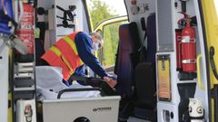 Imagen de archivo de una ambulancia frente al servicio de urgencias del hospital de Monforte