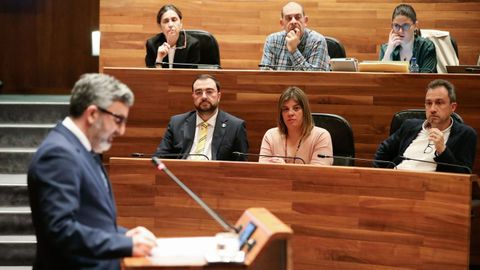  El consejero de Fomento, Cooperacin Local y Prevencin de Incendios, Alejandro Calvo, interviene durante un pleno extraordinario para debatir sobre los compromisos del Ministerio de Transportes con Asturias y sus incumplimientos este lunes, en el parlamento asturiano, en Oviedo