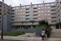 El complejo residencial ubicado en el centro de la villa se encuentra vallado . 