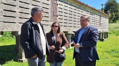 Juan Manuel Saborido, Mercedes Noceda y Julio Abalde junto al gran h�rreo de Carnota
