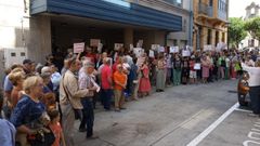 Una de las protestas convocadas ante el centro de salud de Ribadeo por el deterioro de la atenci�n primaria