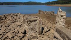 Ruinas de las viviendas expropiadas y derruidas para construir el embalse, ayer en el lugar de Corti�as de Abaixo, en Vilaboa