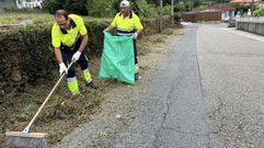 Trabajadores de la brigada de limpieza en Mar�n