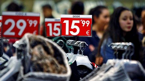 Primera jornada de rebajas tras la resaca navide�a.