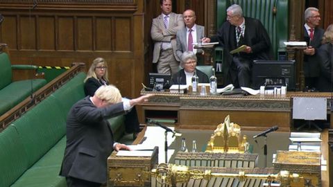 Boris Johnson gesticula durante su intervenci�n, este lunes, ante la C�mara de los Comunes